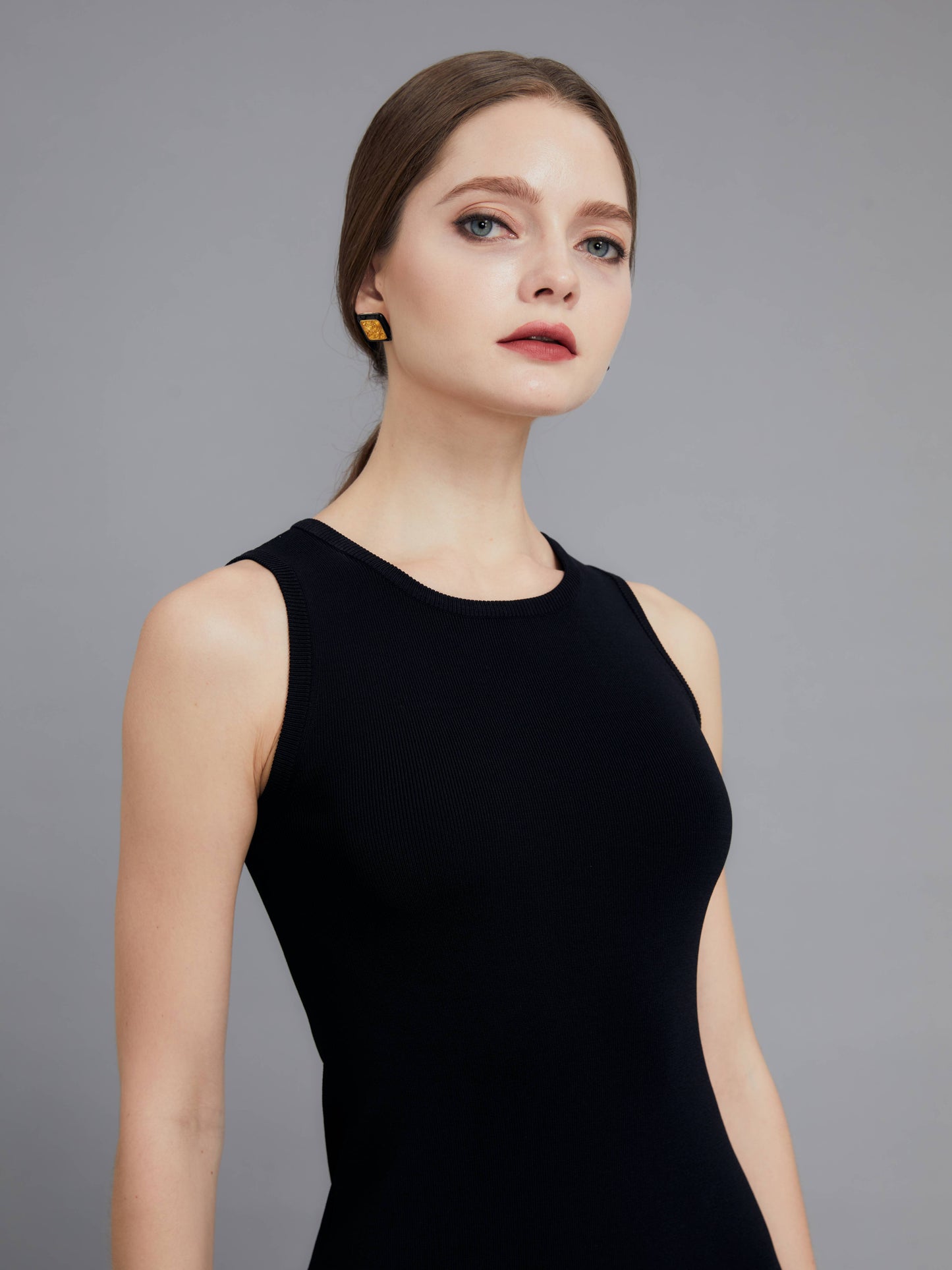 Round neck knit mid-length dress