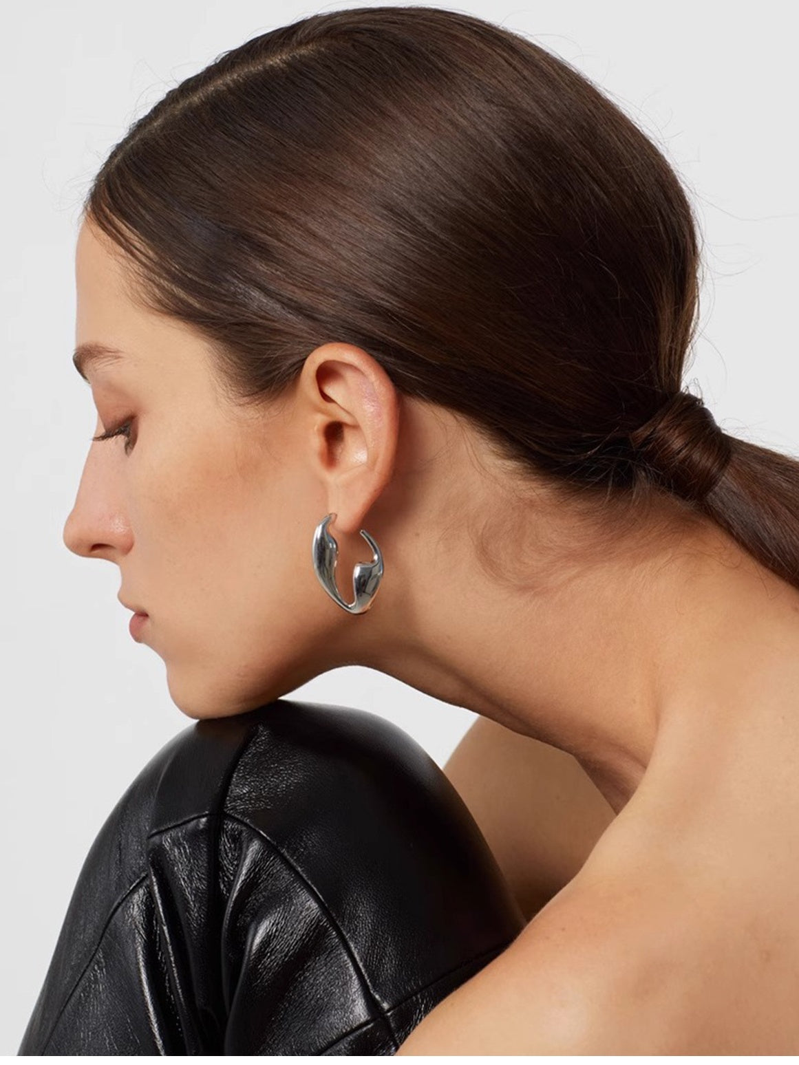 Exaggerated T Stud Earrings