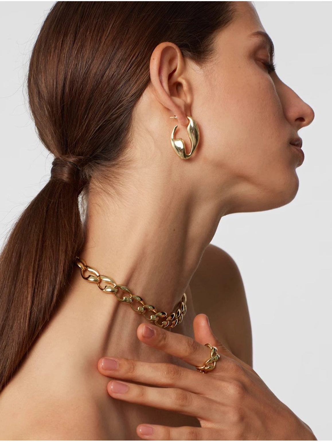 Exaggerated T Stud Earrings